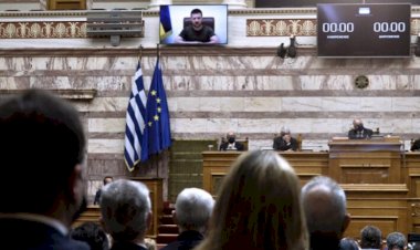 Zelenski, Yunanistan Parlamentosu'ndaki konuşmasında Azov Taburu üyesine söz verdi