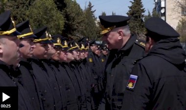 Moskova kruvazörü: Rus mürettebat 'gemi battıktan sonra ilk kez görüntülendi'