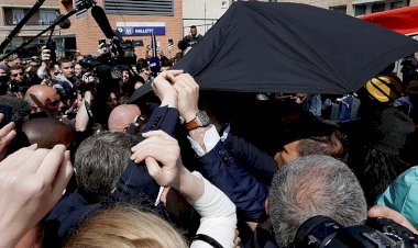 Fransa Cumhurbaşkanı Macron'a pazarda domatesli saldırı