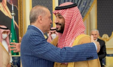 Erdoğan’ın Prens Selman’a sarılma fotoğrafıyla analiz ettiler