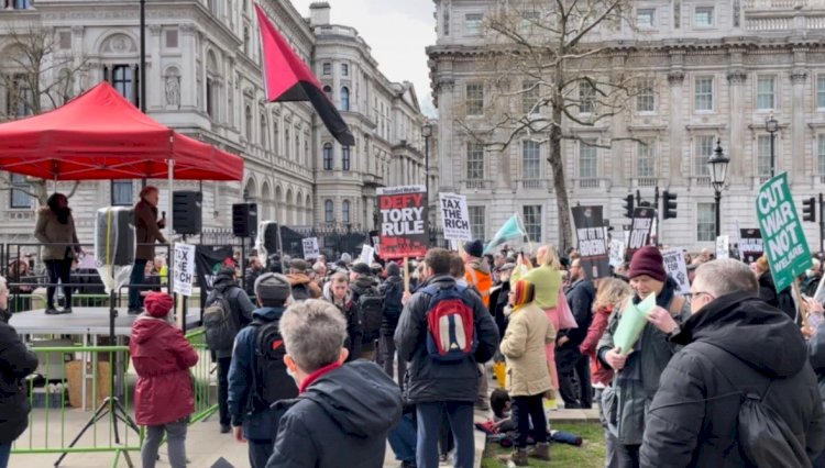 İngilizler “Geçinemiyoruz” Sloganlarıyla Meydanlarda