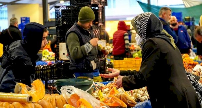 Enflasyon artıyor, maaşlar eriyor