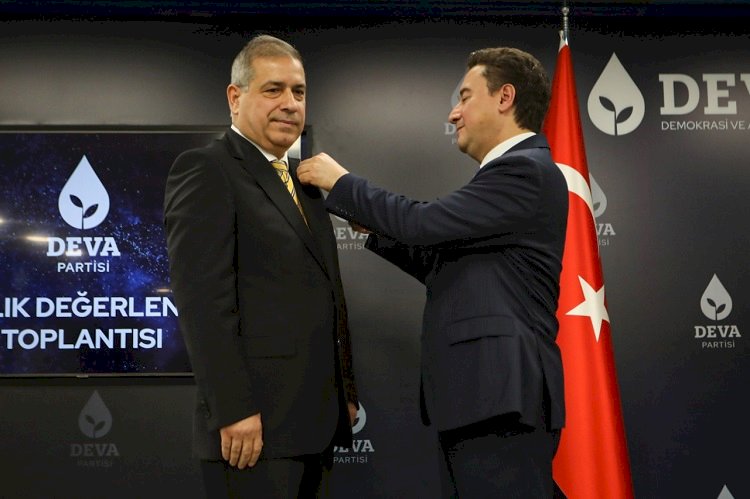 AKP'li eski vekil DEVA Partisi'ne katıldı. Rozetini parti lideri Ali Babacan taktı