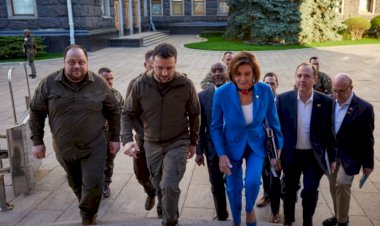 Pelosi Kiev’de Zelenski’yle Görüştü