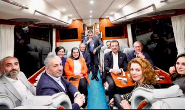 Hava dönünce eski yandaş gazeteciler Ekrem İmamoğlu'nun otobüsüne doldular