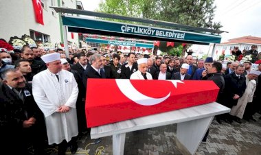 Şehit oğlunun cenaze namazını kıldırdı