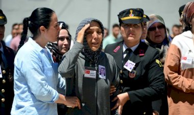 Şehit oğlunu asker selamıyla uğurladı