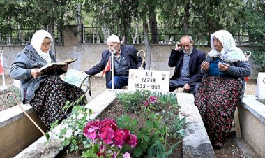 Şehit babalarının mezarını 67 yıl sonra buldular