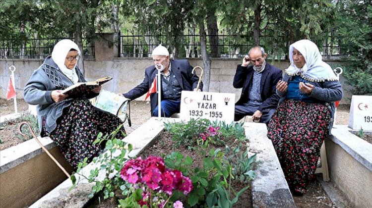 Şehit babalarının mezarını 67 yıl sonra buldular