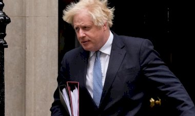 Johnson partisinden az farkla güven oyu aldı