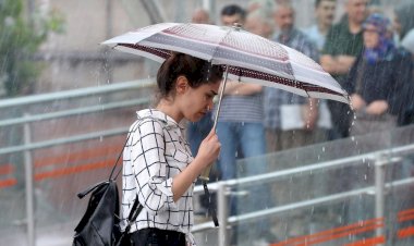 İstanbul için uyarı üstüne uyarı! Saat verildi: Ani yağışa dikkat