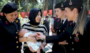 Mersin'de şehit eşi ve 2 aylık oğlundan duygulandıran ziyaret