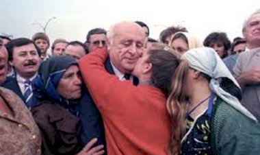 Binaenaleyh mekanın cennet olsun. Isparta'nın köyünden çıktı, Türkiye Cumhuriyeti'nin Cumhurbaşkanı oldu.