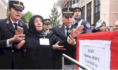 Şehit oğlunu asker selamıyla uğurlayan anne: Hakkımı sana helal ettim