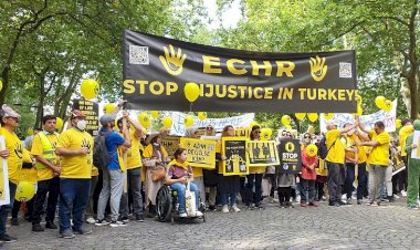 AİHM önünde protesto: 'Türkiye'de yaşanan hukuksuzluk için harekete geçin'