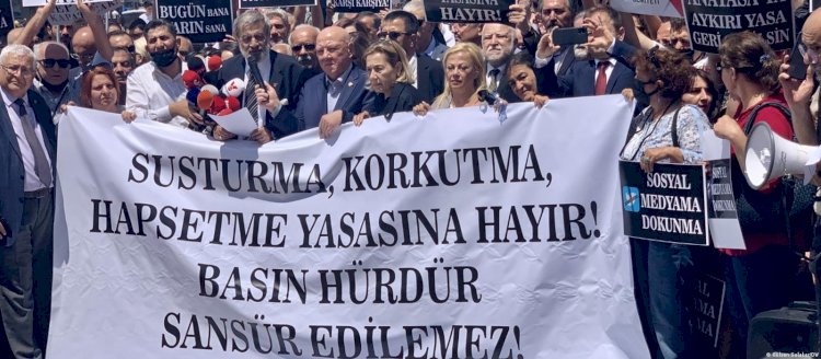 Gazeteciler "dezenformasyon yasasından" endişeli