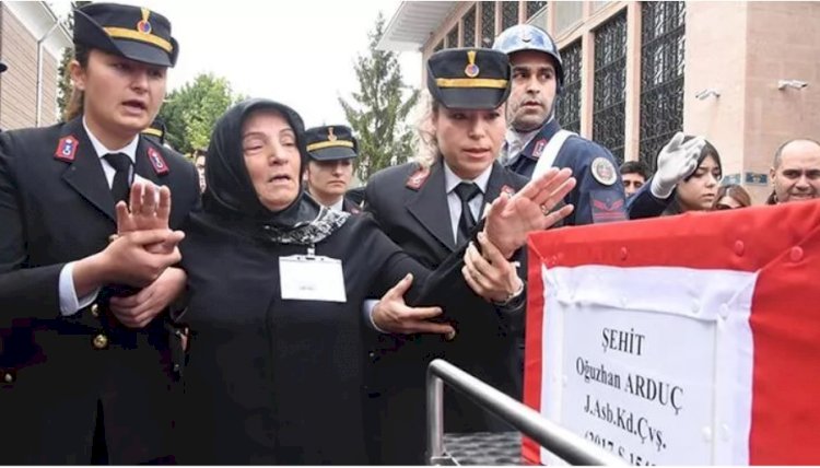 Şehit oğlunu asker selamıyla uğurlayan anne: Hakkımı sana helal ettim