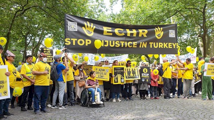 AİHM önünde protesto: 'Türkiye'de yaşanan hukuksuzluk için harekete geçin'