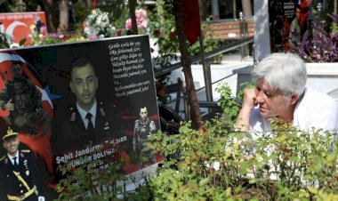 İzmir'de şehit ailelerinin hüzünlü bayramı: Ne o bize doydu ne biz ona doyduk