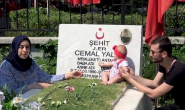 6 aylık Hilal, annesiyle birlikte şehit dayısının kabrini ziyaret etti