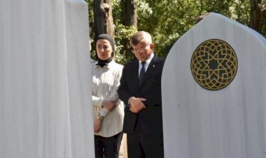Gelecek Partisi Genel Başkanı Davutoğlu, Erol Olçok’un ve Abdullah Olçok'un mezarını ziyaret etti