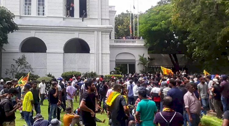 Sri Lanka'da son durum: Protestocular başkanlık sarayına girdi, Başbakan'ın evini ateşe verdi