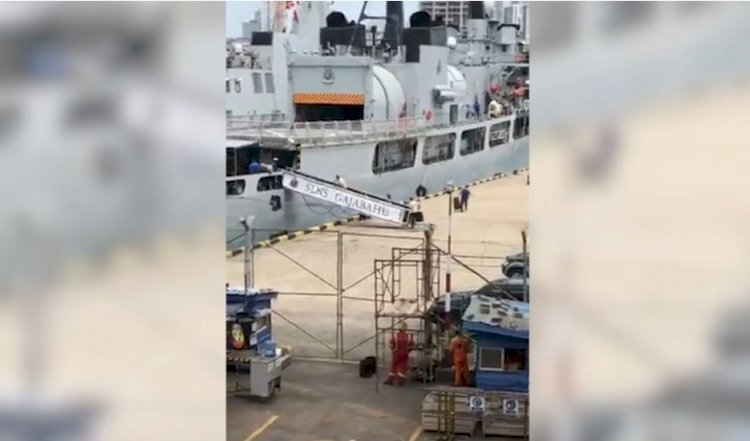 Sri Lanka Devlet Başkanının donanma gemisiyle kaçtığı iddia edildi.