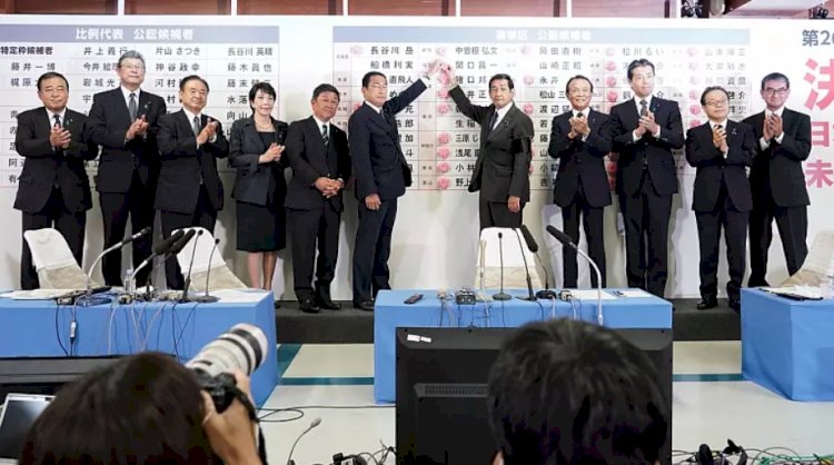 Japonya'da seçimleri Şinzo Abe'nin partisi kazandı