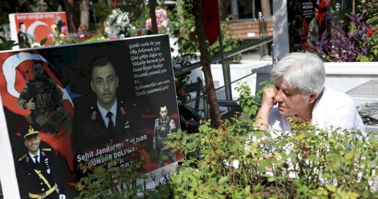 İzmir'de şehit ailelerinin hüzünlü bayramı: Ne o bize doydu ne biz ona doyduk