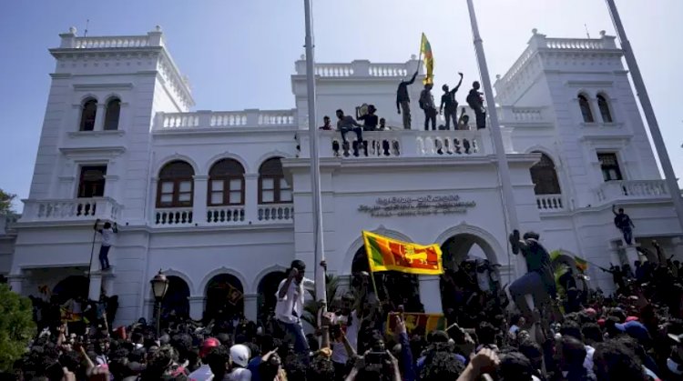 Sri Lanka'da Devlet Başkanı'nın istifası sonrası protestocular başbakanın ofisini bastı