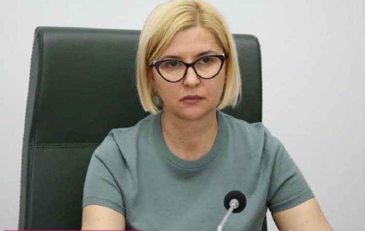 Irina Vlah, hükümetten eğitim reformu taslağını geri çekmesini istedi
