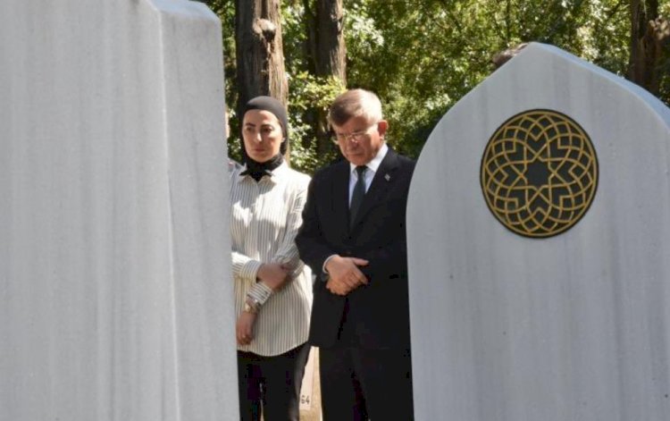 Gelecek Partisi Genel Başkanı Davutoğlu, Erol Olçok’un ve Abdullah Olçok'un mezarını ziyaret etti