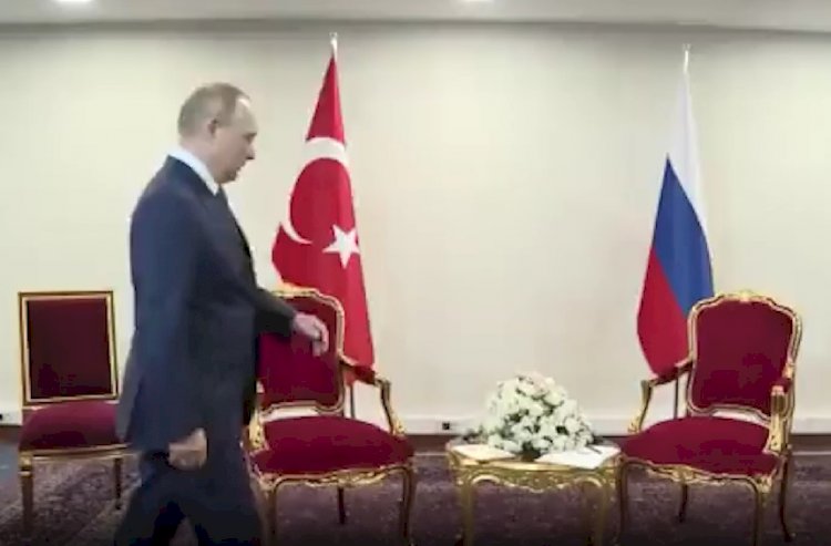 Erdoğan'ın Putin'i kameralar önünde beklettiği görüntüler gündem oldu