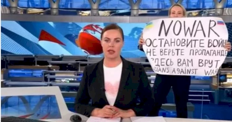 Marina Ovsyannikova: Savaşı protesto eden Rus gazeteciye para cezası
