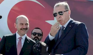 Eli kulağında!..