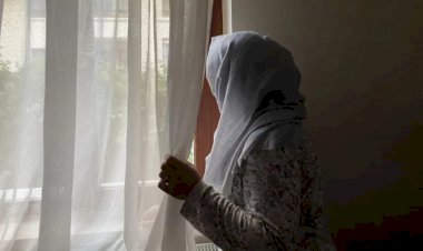 Taliban rejiminde kadın olmak: 'Evlerimizden dışarı çıkamayan köleleriz'