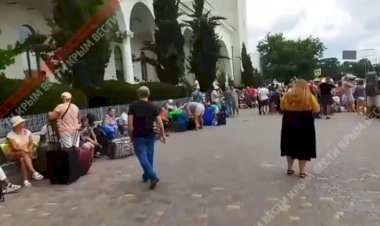 Ruslar bombalanan Kırım'dan böyle kaçıyor. İşgal sonrasında yerleşmişlerdi
