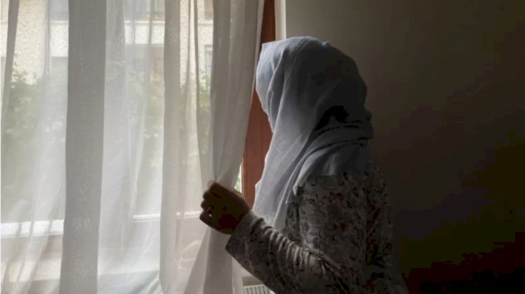 Taliban rejiminde kadın olmak: 'Evlerimizden dışarı çıkamayan köleleriz'