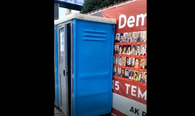 Şehit fotoğraflarının önüne mobil tuvalet