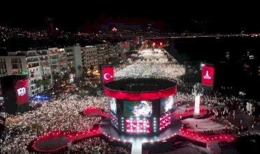 İzmir'de 100. yıl şöleni! Gündoğdu Meydanı tıklım tıklım doldu