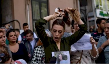 İstanbul'daki Mahsa Amini protestosunda İranlı kadın eylemci saçını kesti