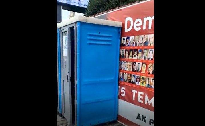Şehit fotoğraflarının önüne mobil tuvalet
