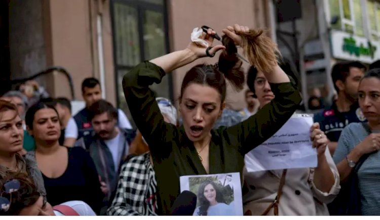 İstanbul'daki Mahsa Amini protestosunda İranlı kadın eylemci saçını kesti