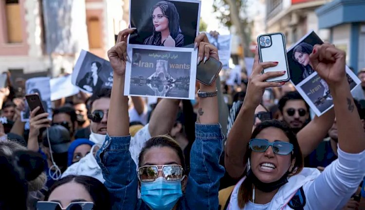 İran'da Mahsa Amini protestoları: '43 yıldır rejimin ilk hedefi kadınlar'