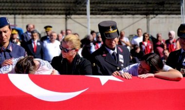 Kazaya müdahale eden jandarma ekibine otomobil çarptı: 1 şehit, 1 yaralı