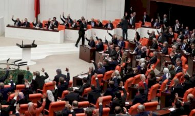 Dezenformasyonla Mücadele Yasası'nın 14 maddesi kabul edildi