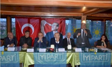 İYİ Parti'ye önemli katılım. Eski devlet bakanına İYİ Parti rozeti takıldı