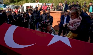 Bartın'ın Amasra ilçesinde maden ocağındaki patlamada hayatını kaybeden işçiler defnediliyor