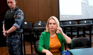Ukrayna savaşına karşı çıktığı için ev hapsine alınan gazeteci Marina Ovsyannikova Rusya'dan kaçtı