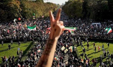 İran: Ölümünün 40'ıncı gününde binlerce kişi Mahsa Amini'nin mezarı başında